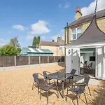Central 4 Bed Home With Parking