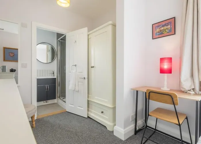 Central 4 Bed Home With Parking