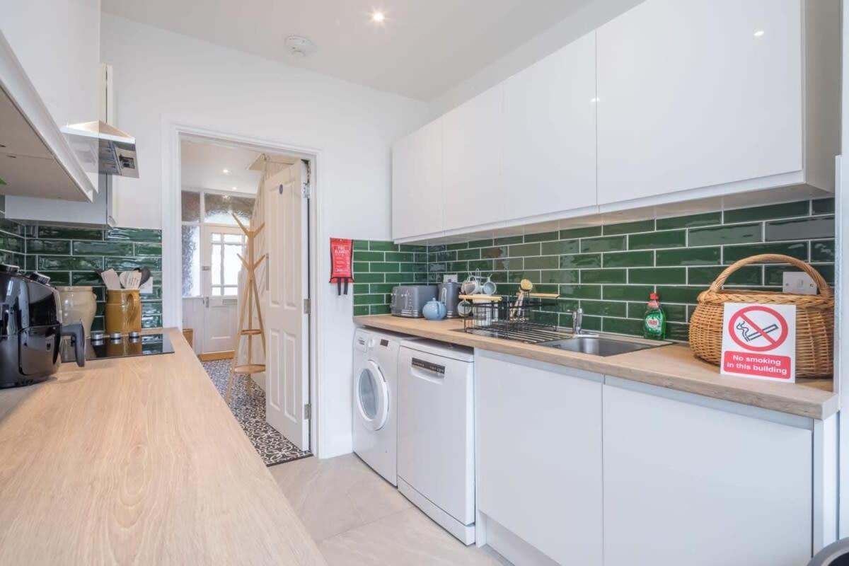4 Bed With Parking Holiday home