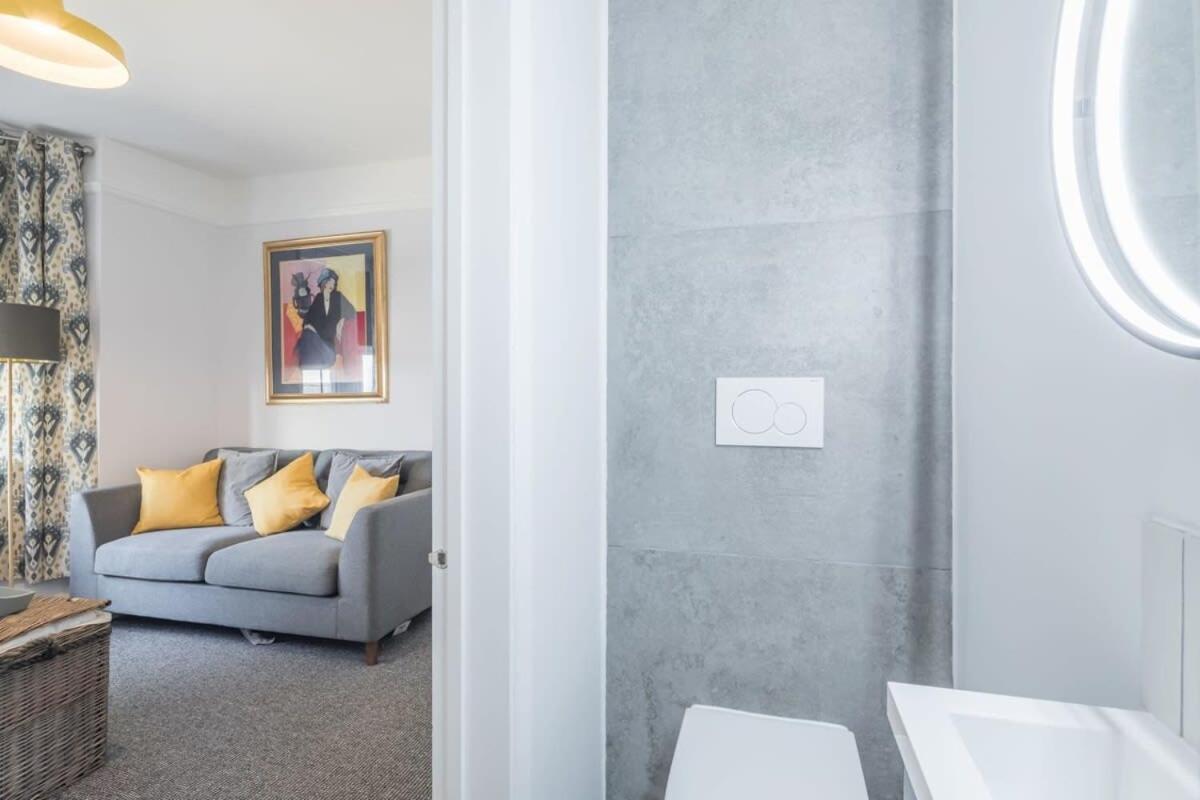 4 Bed With Parking Holiday home *