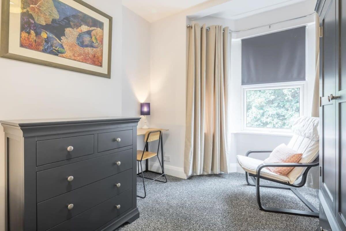 4 Bed With Parking Holiday home *