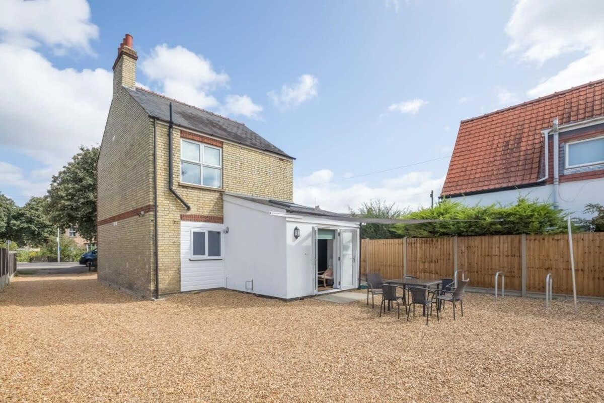 4 Bed With Parking Holiday home *